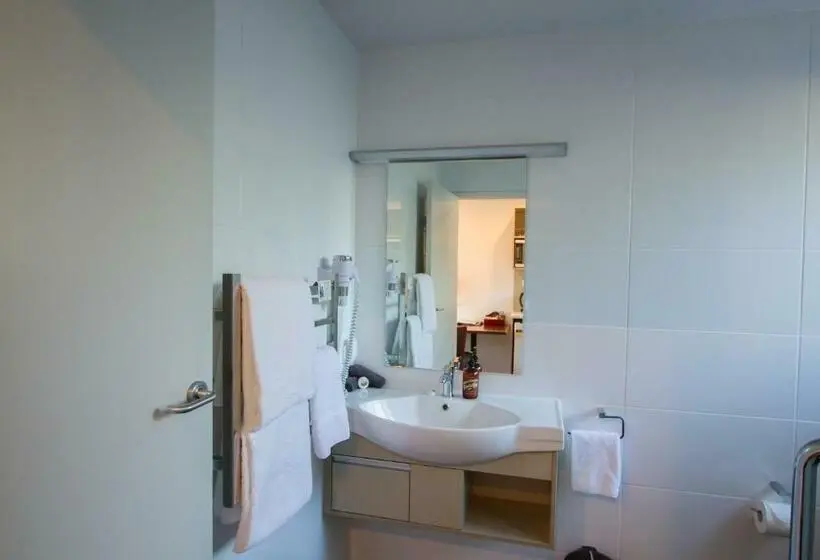 Standard-studio, 850 Cameron Motel