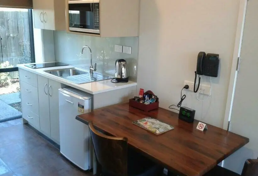 Standard-studio, 850 Cameron Motel