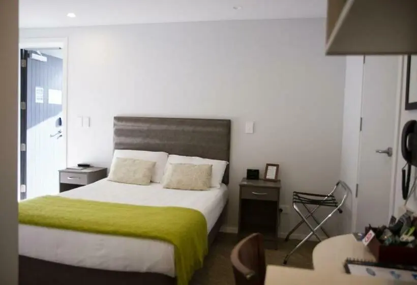 Standard-studio, 850 Cameron Motel