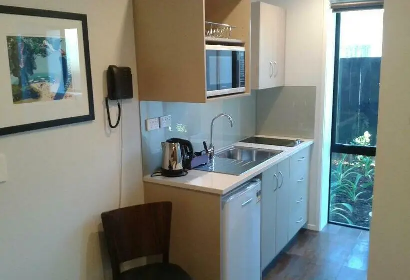 Standard-studio, 850 Cameron Motel
