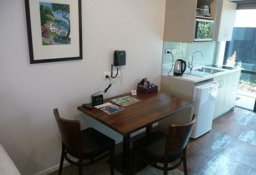 استوديو إدارى, 850 Cameron Motel