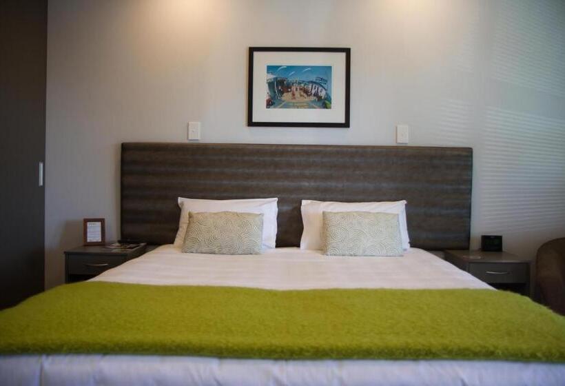 استوديو إدارى, 850 Cameron Motel