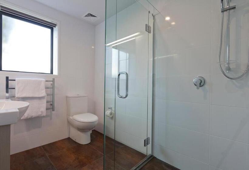 شقة غرفة واحدة, 850 Cameron Motel