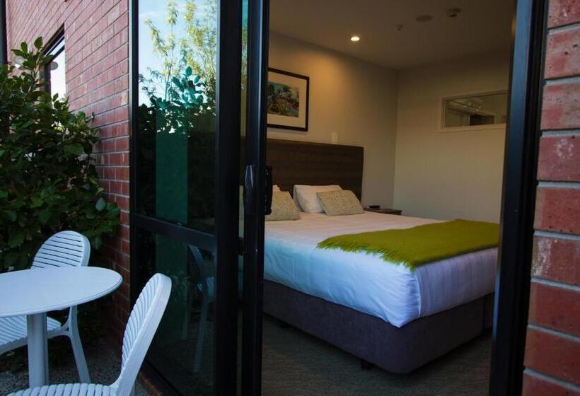 شقة غرفة واحدة, 850 Cameron Motel