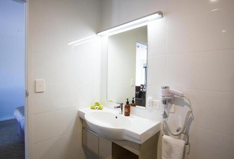 شقة غرفة واحدة, 850 Cameron Motel