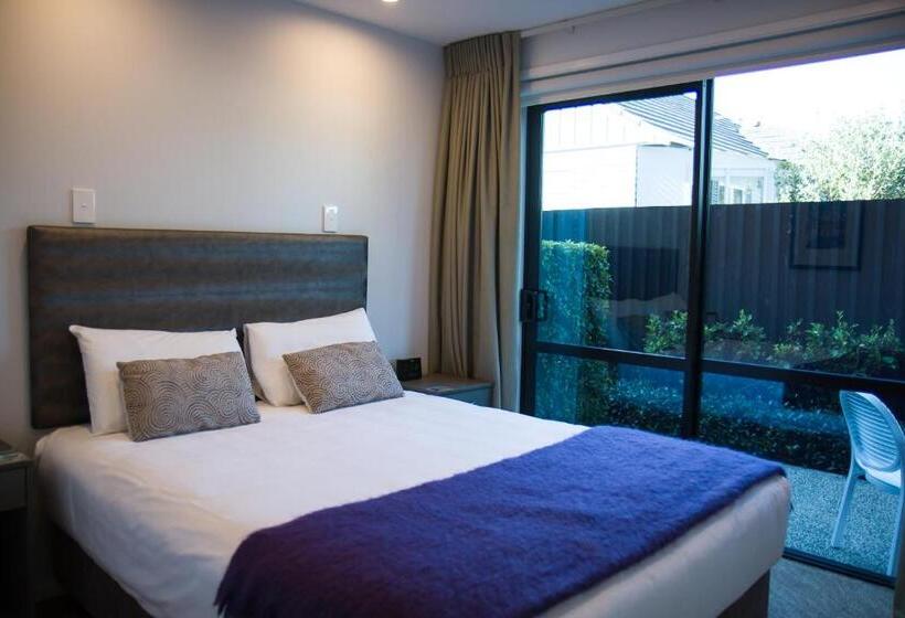 شقة غرفة واحدة, 850 Cameron Motel