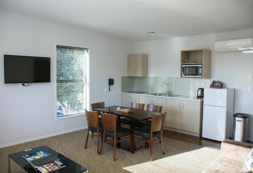 شقة غرفتين, 850 Cameron Motel