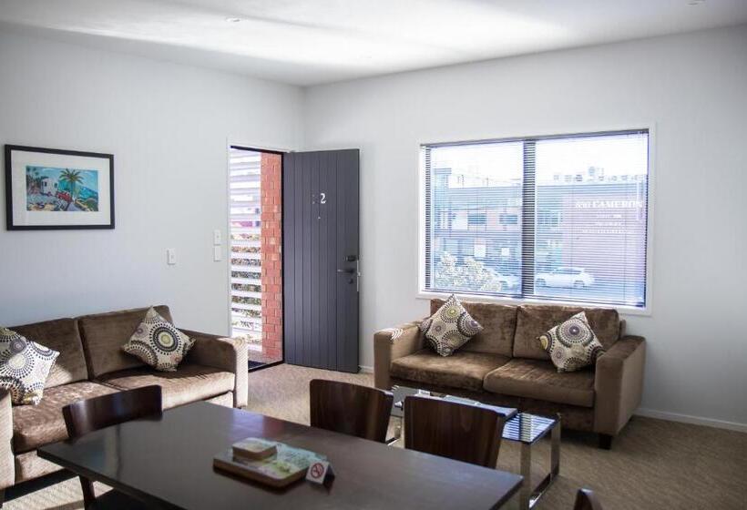 شقة غرفتين, 850 Cameron Motel