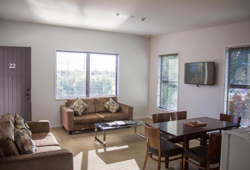 شقة غرفتين, 850 Cameron Motel