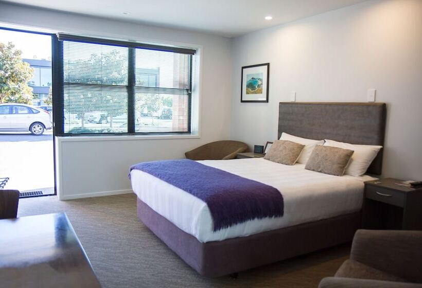 استوديو إدارى, 850 Cameron Motel