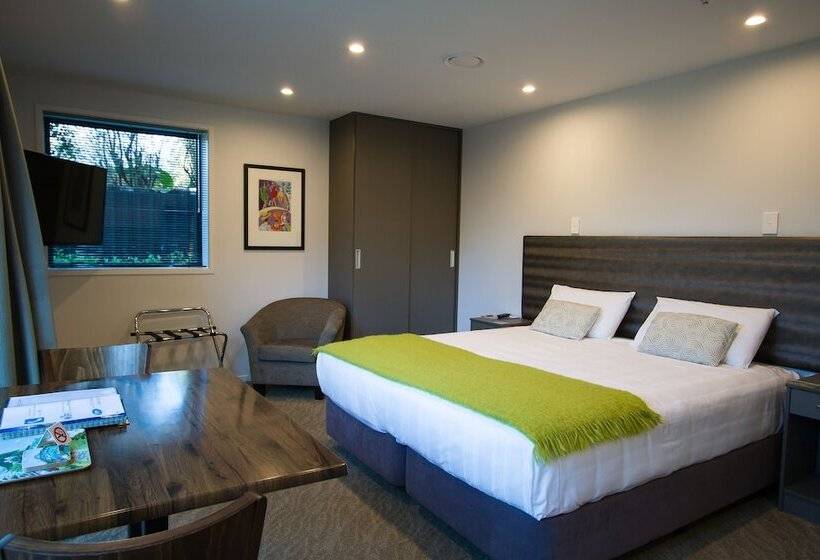 이그제큐티브 스튜디오, 850 Cameron Motel
