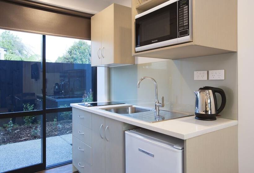 استوديو إدارى, 850 Cameron Motel