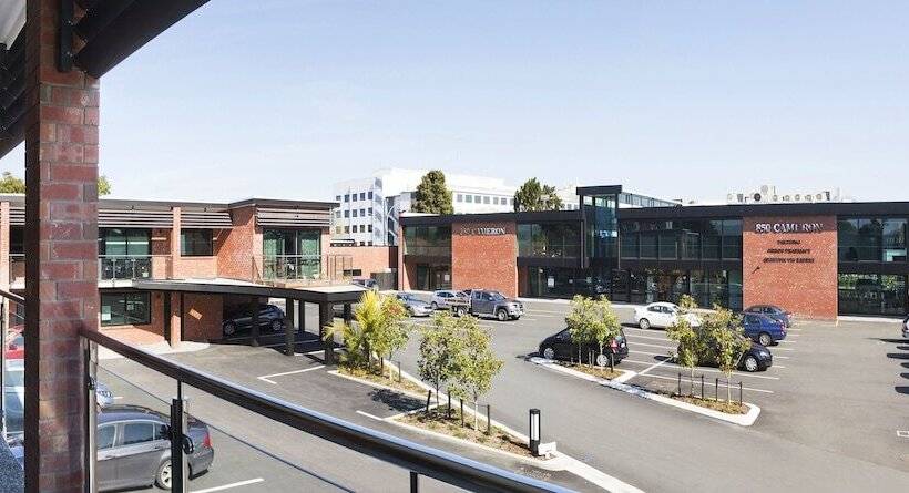 استوديو إدارى, 850 Cameron Motel