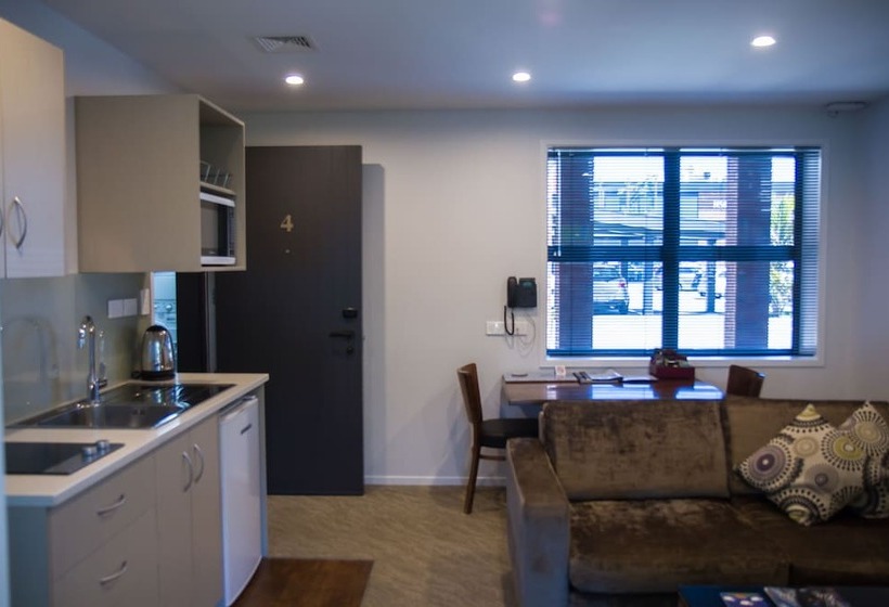 شقة غرفة واحدة, 850 Cameron Motel