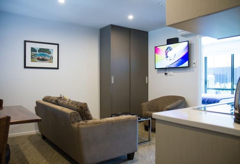 شقة غرفة واحدة, 850 Cameron Motel