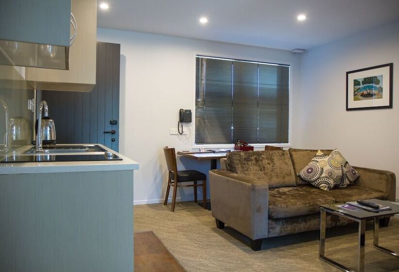 شقة غرفة واحدة, 850 Cameron Motel