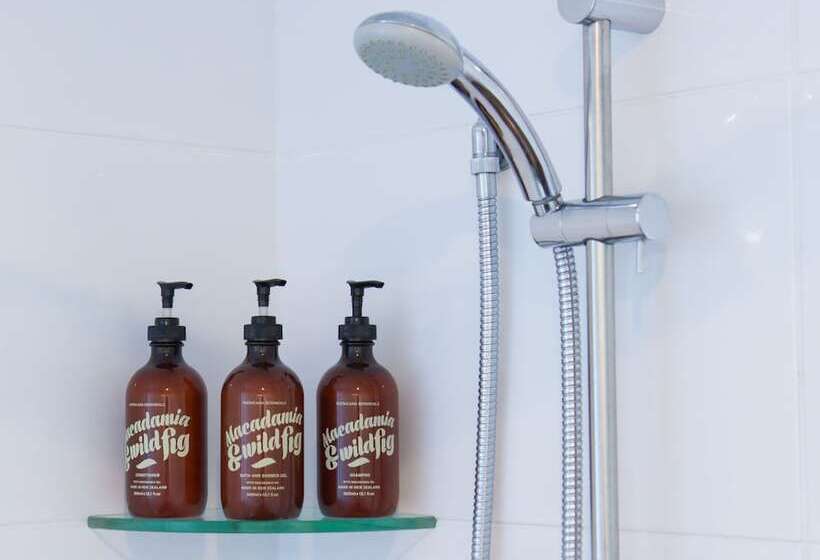 شقة غرفة واحدة, 850 Cameron Motel