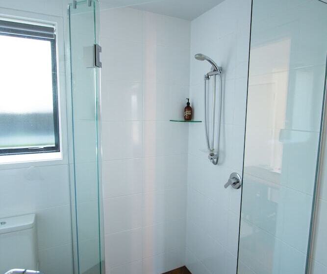 استوديو إدارى, 850 Cameron Motel