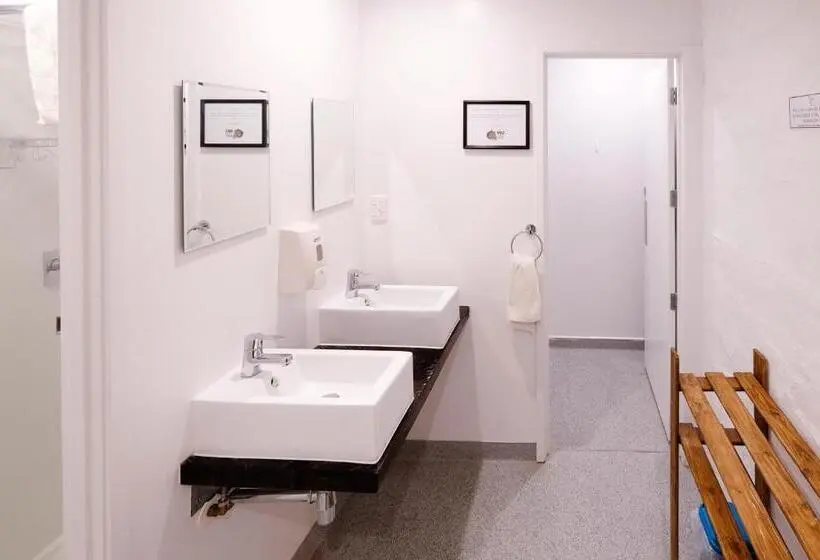 اتاق استاندارد با سرویس بهداشتی مشترک, Haka House Auckland K Road