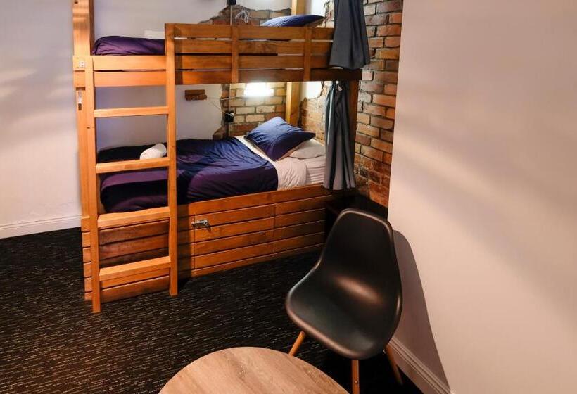 חדר סטנדרט לארבעה, Haka House Auckland K Road