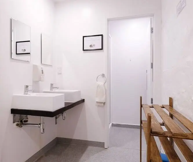 اتاق استاندارد با سرویس بهداشتی مشترک, Haka House Auckland K Road