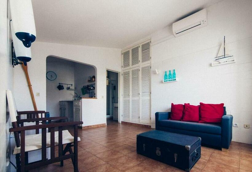 اتاق استاندارد با چشم‌انداز دریا, Boutique Taghostel