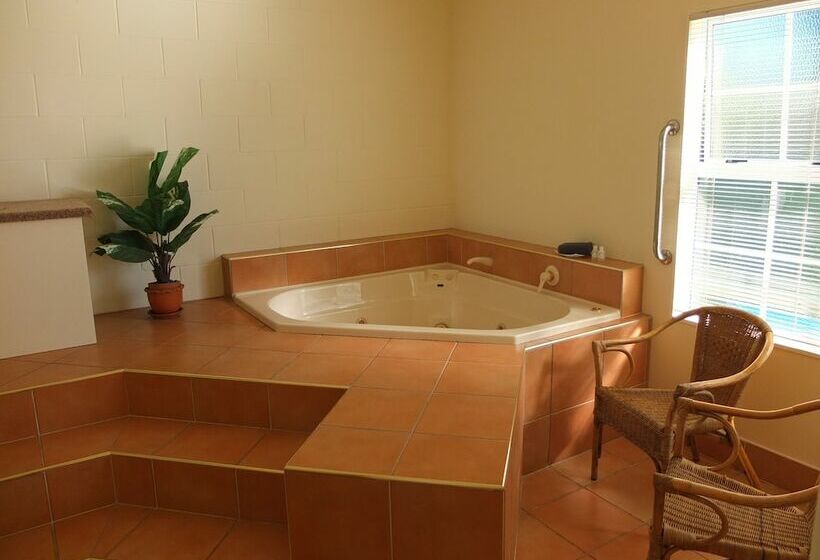 استودیوی لوکس, Colonial Court Motel