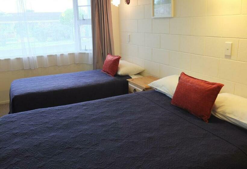 استودیوی استاندارد, Colonial Court Motel