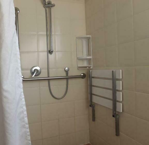 استودیوی استاندارد, Colonial Court Motel