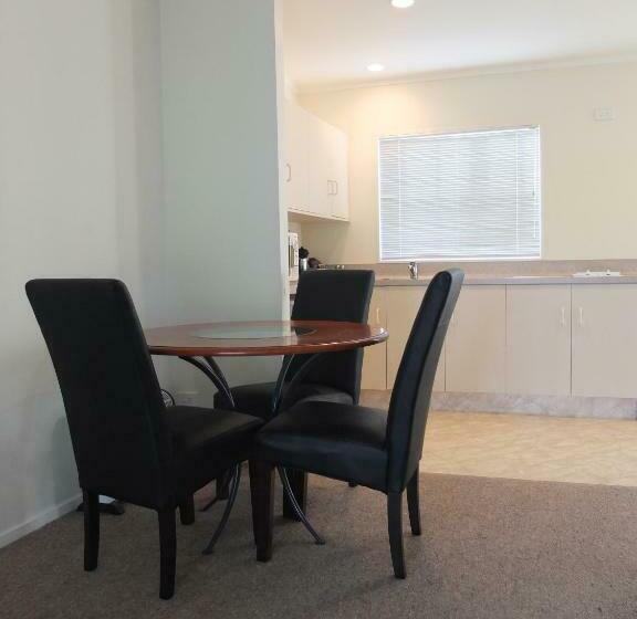 آپارتمان 2 خوابه, Colonial Court Motel