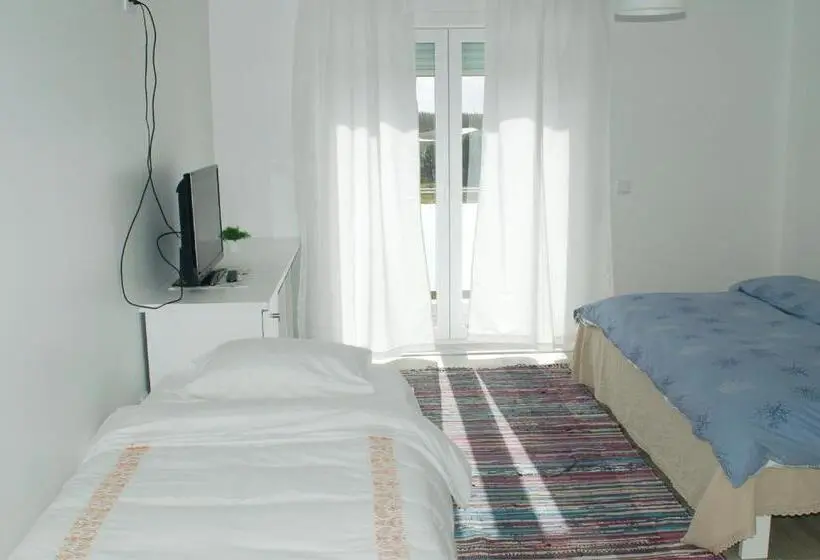 Basic Kolmen Hengen Huone, Baleal Spot