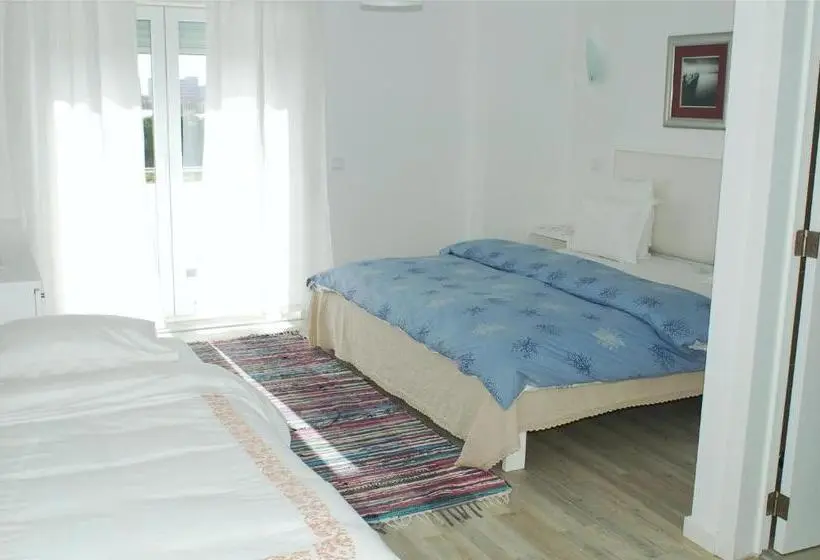 Basic Kolmen Hengen Huone, Baleal Spot