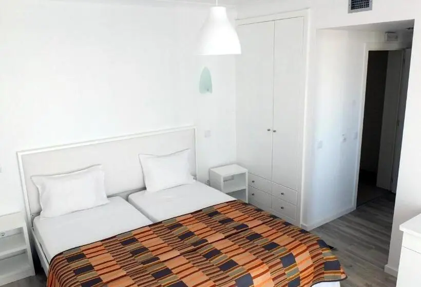 Basic Kolmen Hengen Huone, Baleal Spot