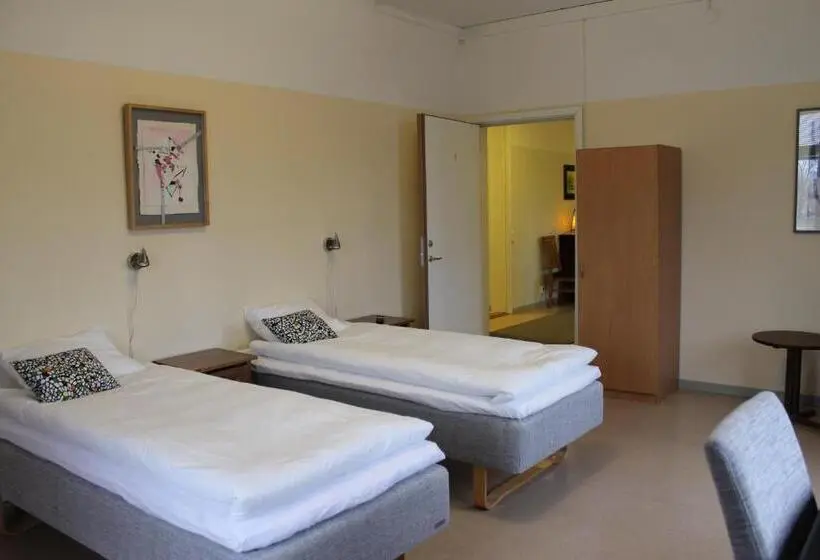 Standard Neljän Hengen Huone Jaettu Kylpyhuone, Stationshusets Hotell Och Café Fd Hotell Lilla Station