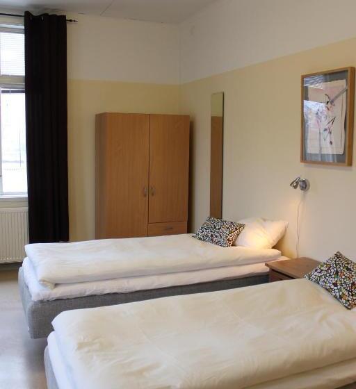 Номер Стандарт Четырехместный Совместный Санузел, Stationshusets Hotell Och Café Fd Hotell Lilla Station