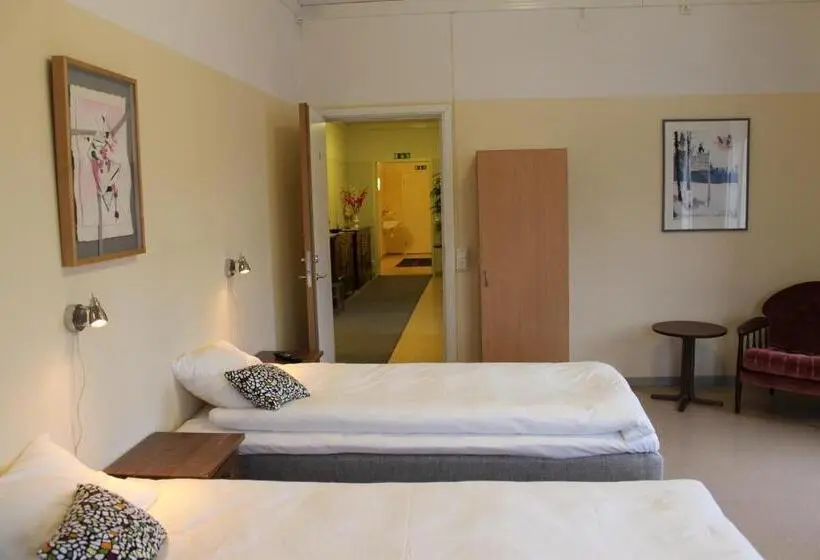 Standard Neljän Hengen Huone Jaettu Kylpyhuone, Stationshusets Hotell Och Café Fd Hotell Lilla Station