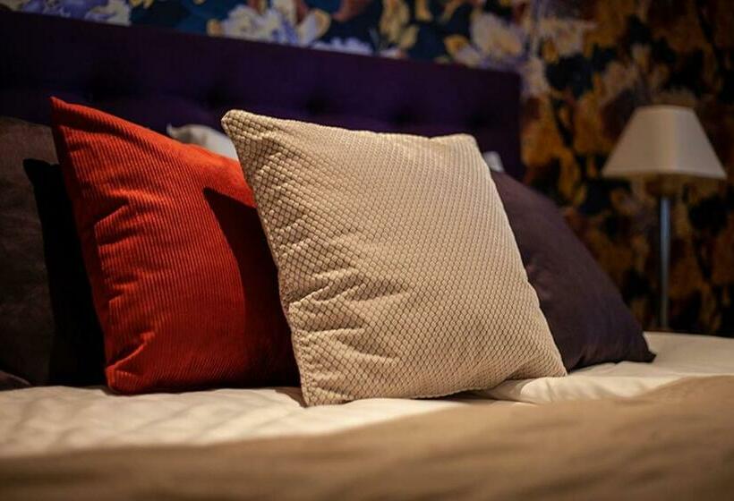 חדר משפחתי, L Ronja