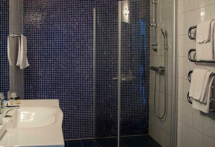 חדר משפחתי, L Ronja