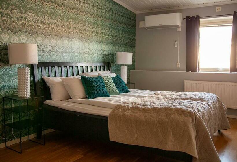 חדר משפחתי, L Ronja