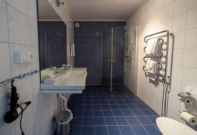 חדר משפחתי, L Ronja