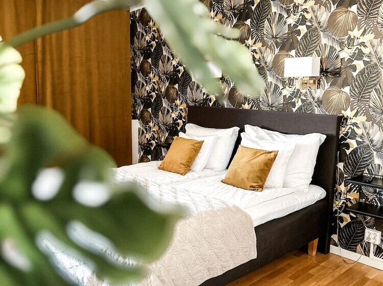 חדר משפחתי, L Ronja