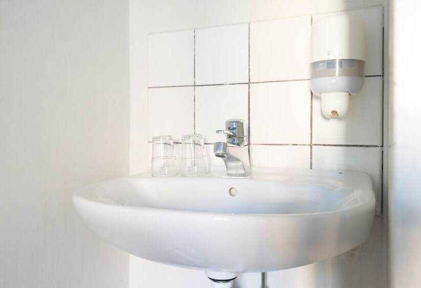 חדר סטנדרט לשלושה עם חדר אמבטיה משוף, Lilla Hotellet