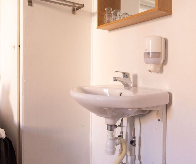 חדר סטנדרט לשלושה עם חדר אמבטיה משוף, Lilla Hotellet