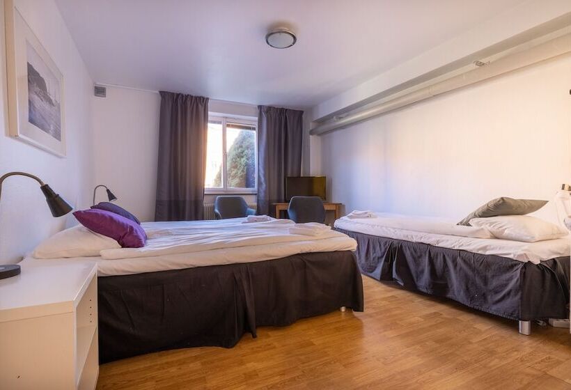 חדר סטנדרט לשלושה עם חדר אמבטיה משוף, Lilla Hotellet