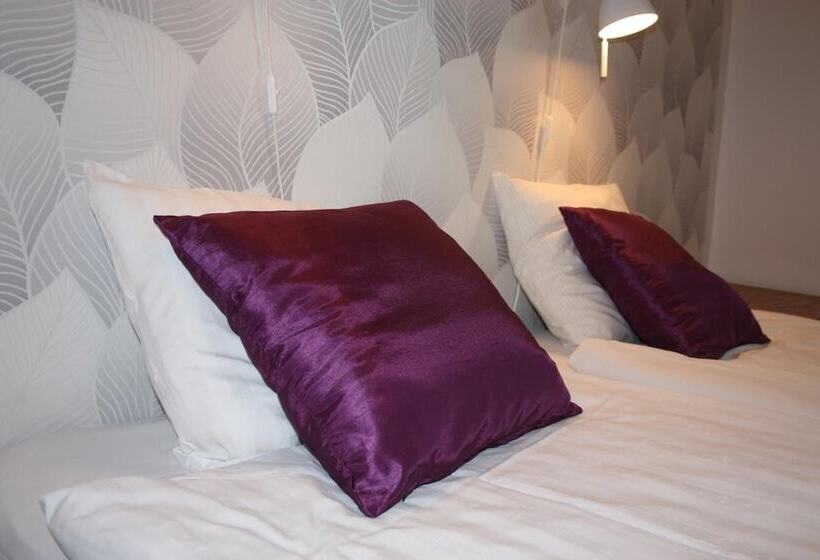 חדר סטנדרט לשלושה עם חדר אמבטיה משוף, Lilla Hotellet