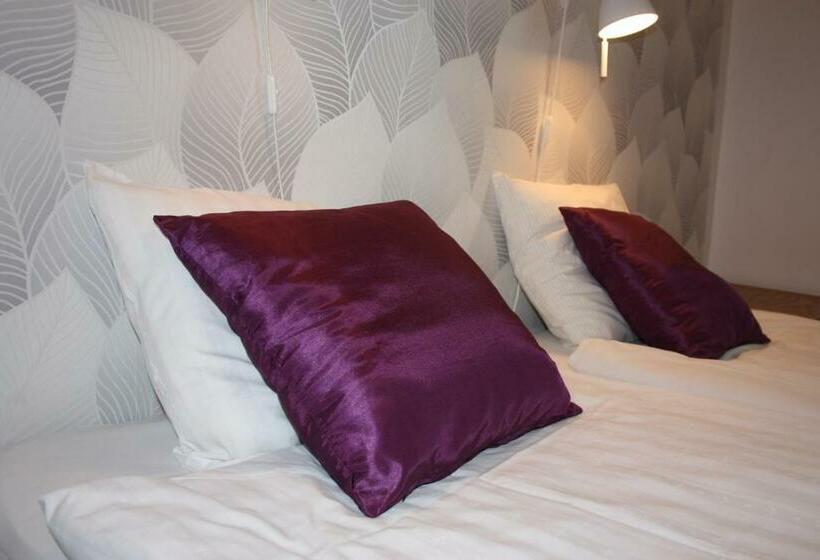 חדר סטנדרט לשלושה עם חדר אמבטיה משוף, Lilla Hotellet