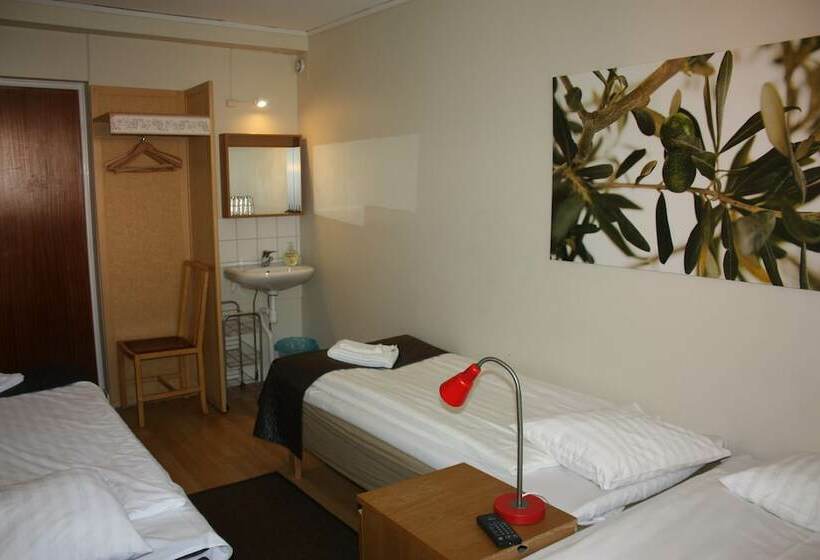 חדר סטנדרט לשלושה עם חדר אמבטיה משוף, Lilla Hotellet