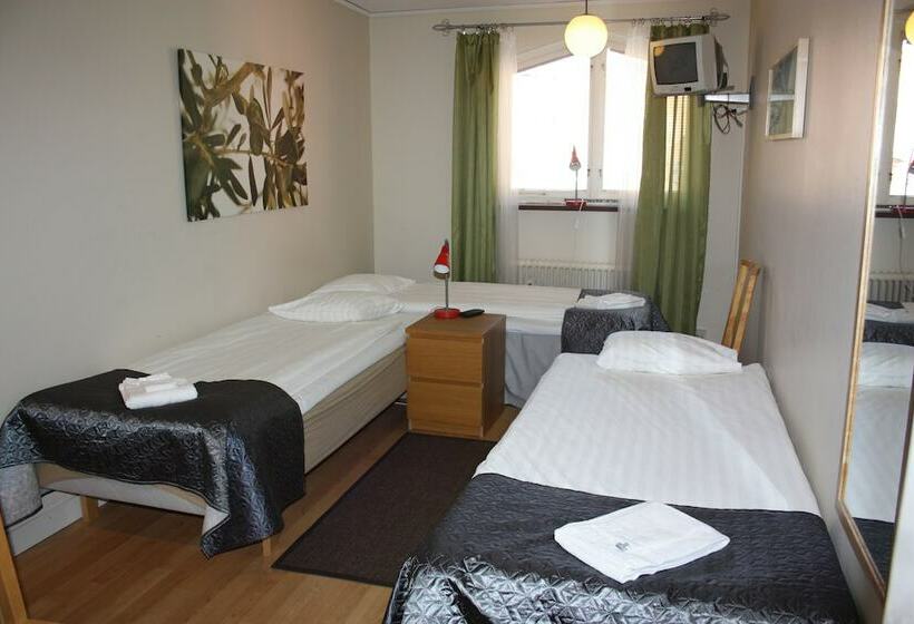 חדר סטנדרט לשלושה עם חדר אמבטיה משוף, Lilla Hotellet