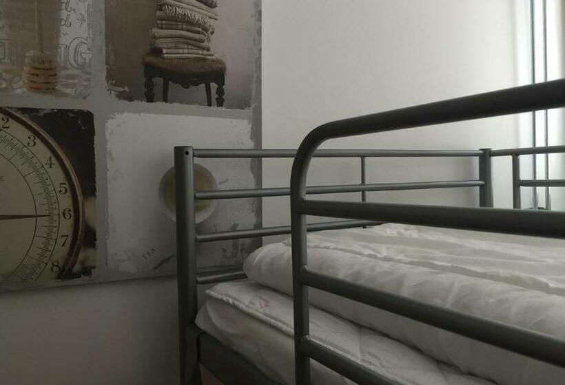 اتاق استاندارد سه تخته با سرویس بهداشتی مشترک, Linne Hostel