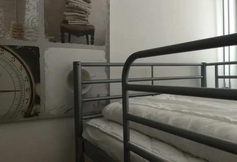 Standard Kolmen Hengen Huone Jaettu kylpyhuone, Linne Hostel